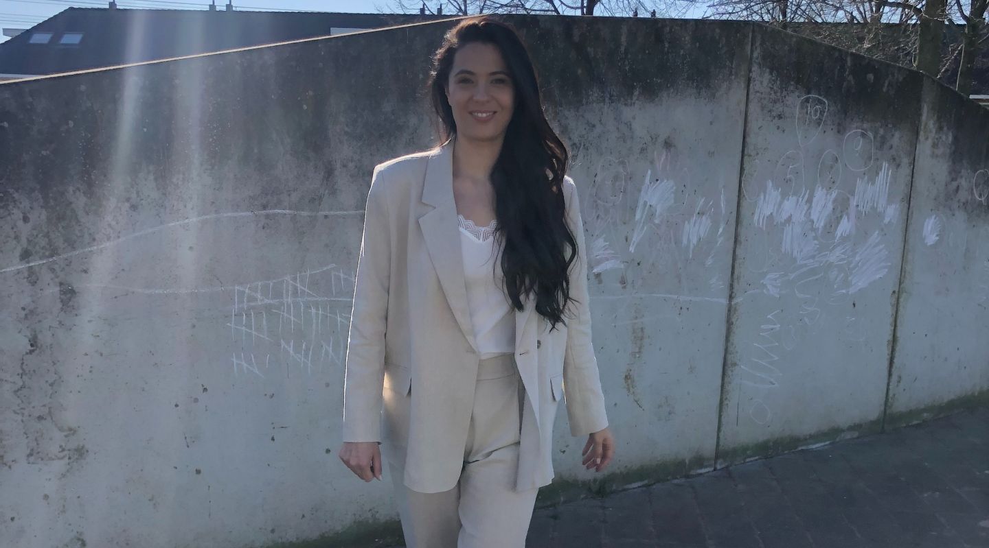 We zien deze lente veel vrouwenpakken. Zoals felgekleurde damespakken, broekpakken van denim, beige linnen pakken, klassieke pakken en two-pieces met bermuda broek. Wij hebben de verschillende vrouwenpakken op een rijtje gezet