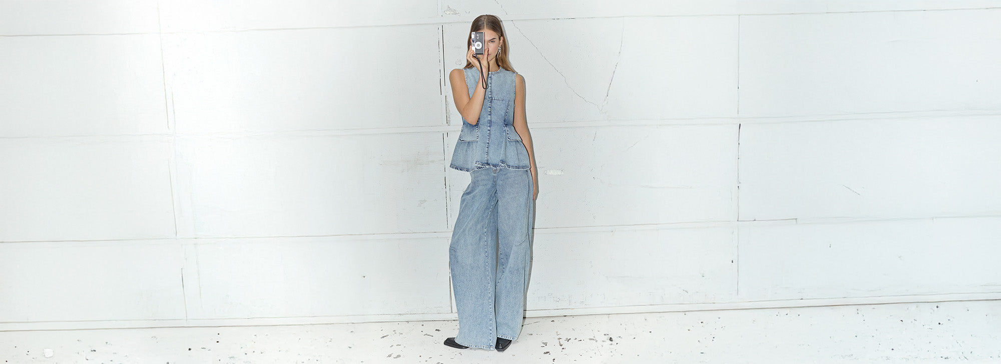Denim trends lente zomer 2026 met wide leg jeans, lichte wassingen en denim sets voor dames