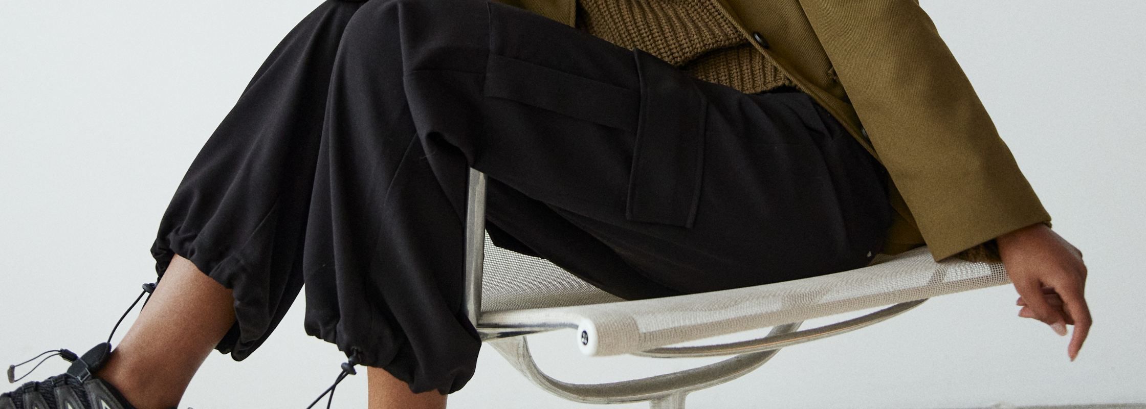 Ontdek waarom cargo broeken voor dames de trend zijn. Combineer stijl met comfort en geef je outfit een edgy touch. Lees meer in deze blogpost! Shop de nieuwe collectie cargo broeken bij dameskleding Boetiek Aniek.