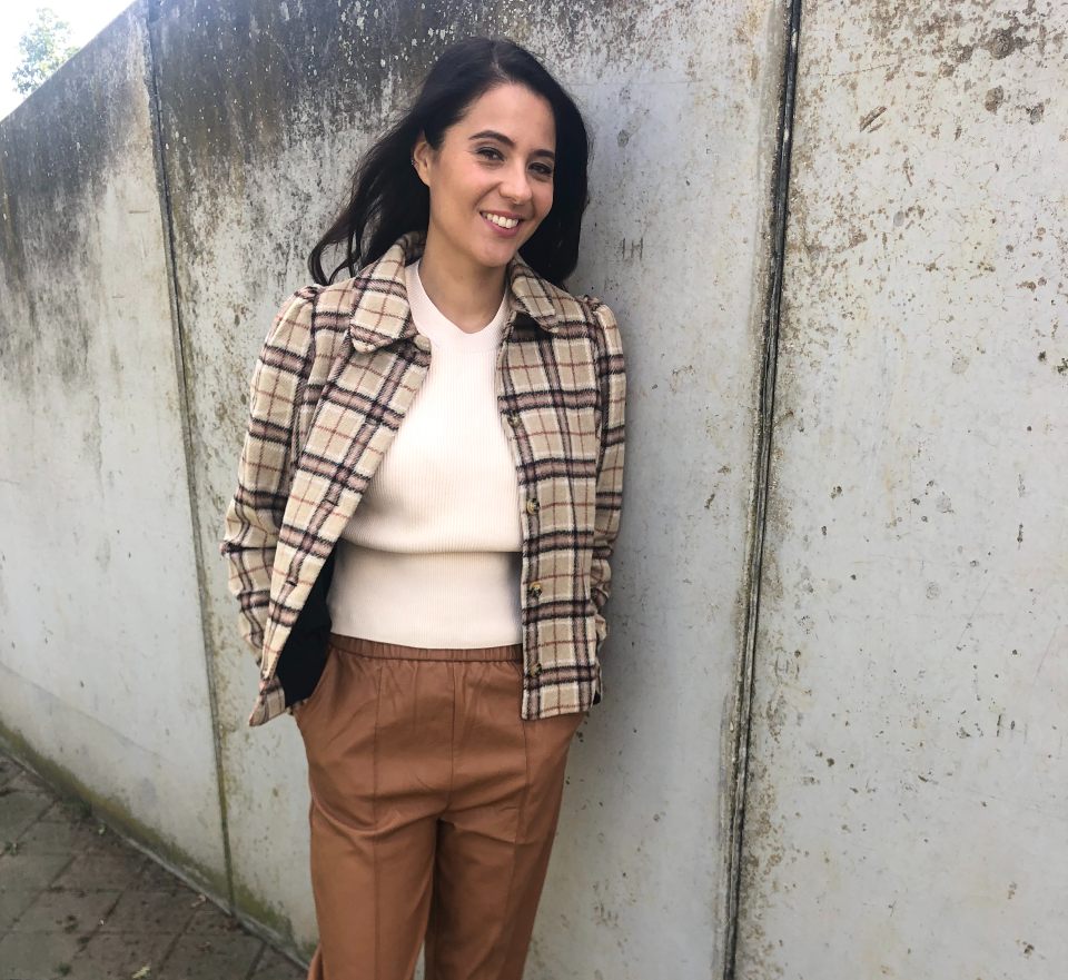 Online Fashion Boetiek Aniek I Neutrale- & bruintinten zoals camel, cognac, gebroken wit en bruin mogen dit seizoen niet in je garderobe ontbreken. Deze look is helemaal on trend. Het heerlijke camel kleur geruite stoere jasje van Modstrom