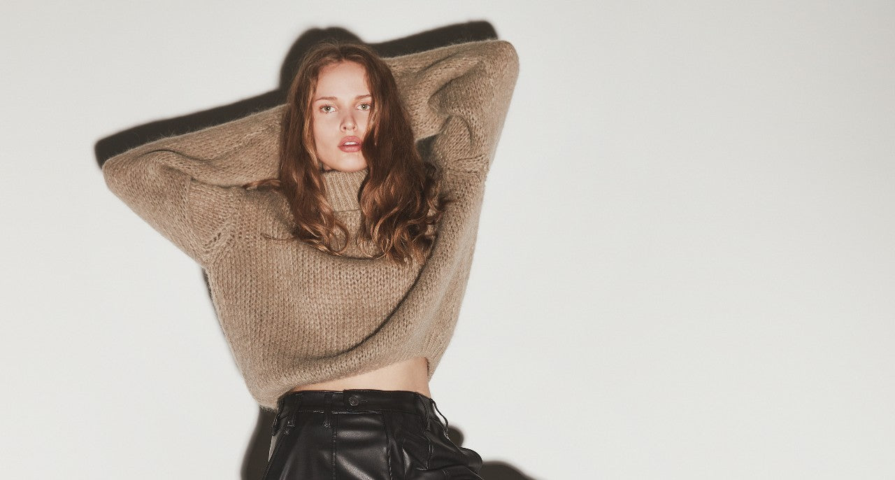 Bij online dameskleding Boetiek Aniek shop je de nieuwe collectie Herrlicher dameskleding met mooie knitwear, blouses, truien en accessoires. De collectie kleding van Herrlicher is duurzaam, tijdloos en trendy.