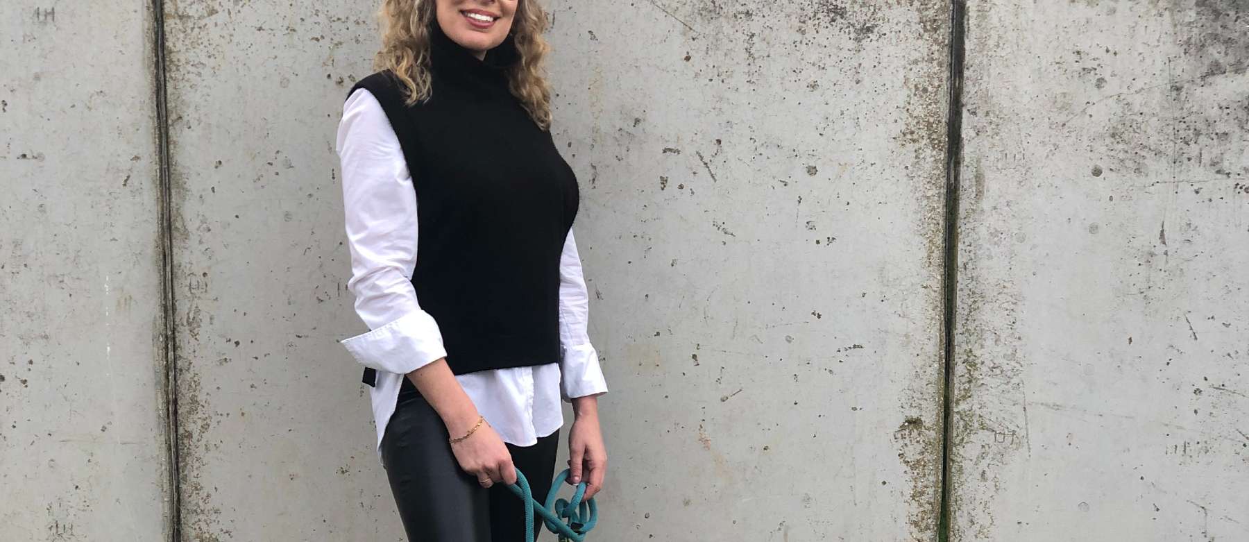 De spencer is een van de trends waar we niet omheen kunnen. De zwart gebreide spencer Nola van het merk Modstrom is een stoere rib gebreide spencer met col en open zijkanten met strikdetail, Combineer de spencer met de zwarte vegan