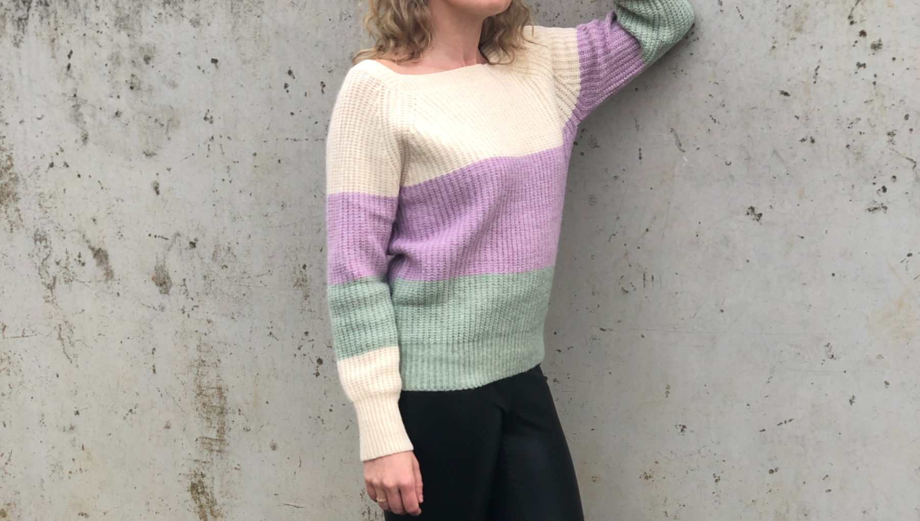 De zwarte vegan leather legging is door ons een van de meest gedragen broeken. Omdat de broek heerlijk zit, super stijlvol is en ook nog eens eenvoudig te combineren is. Zoals bijvoorbeeld met de gestreepte trui van het met FRNCH.