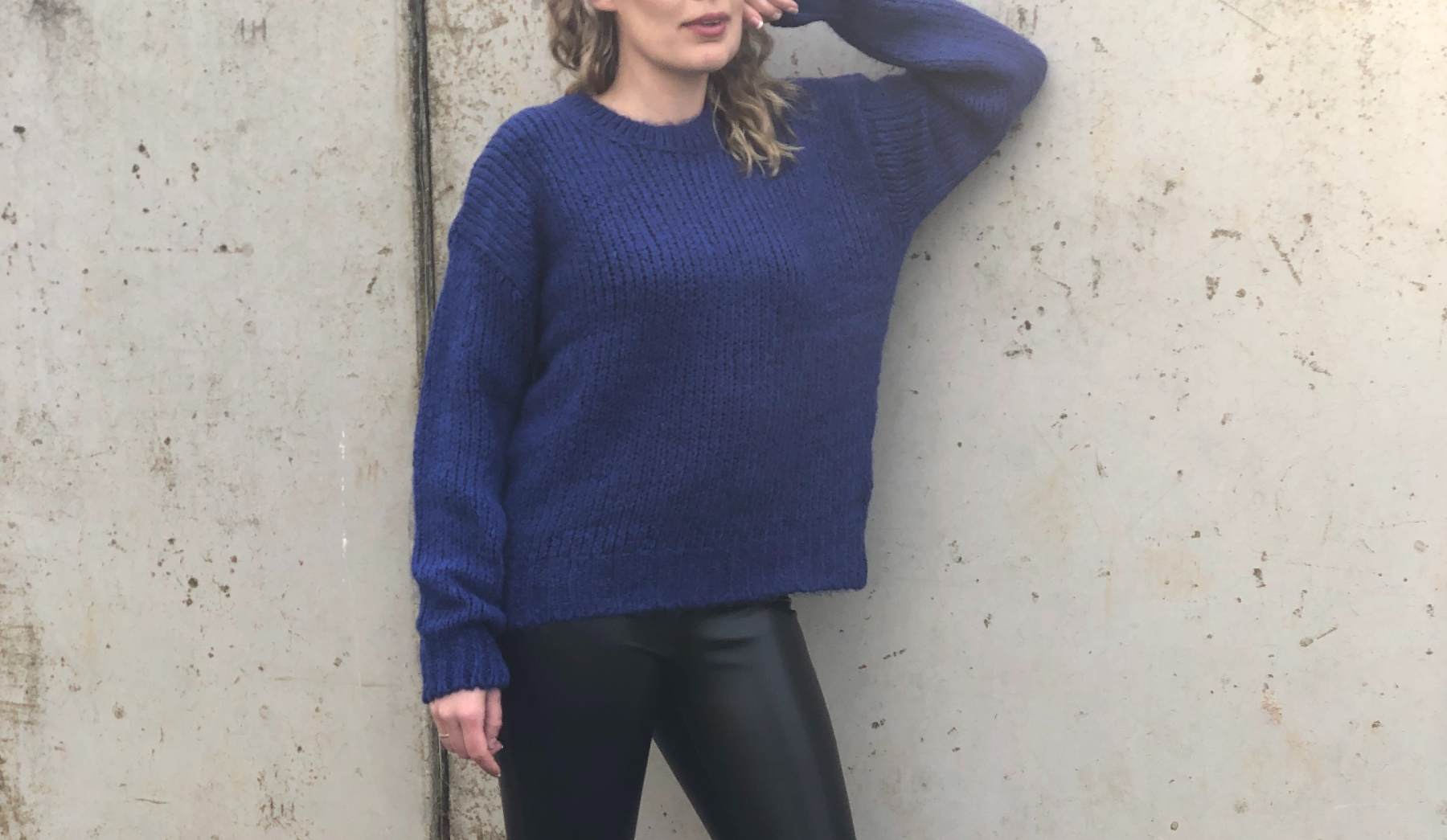 I De zwarte vegan leather legging van het merk mbyM. De legging heeft een rits aan de zijakant. Combineer de imitatieleren legging met de kobalt blauw gebreide trui van het merk Modstrom. De Valentia o-neck trui