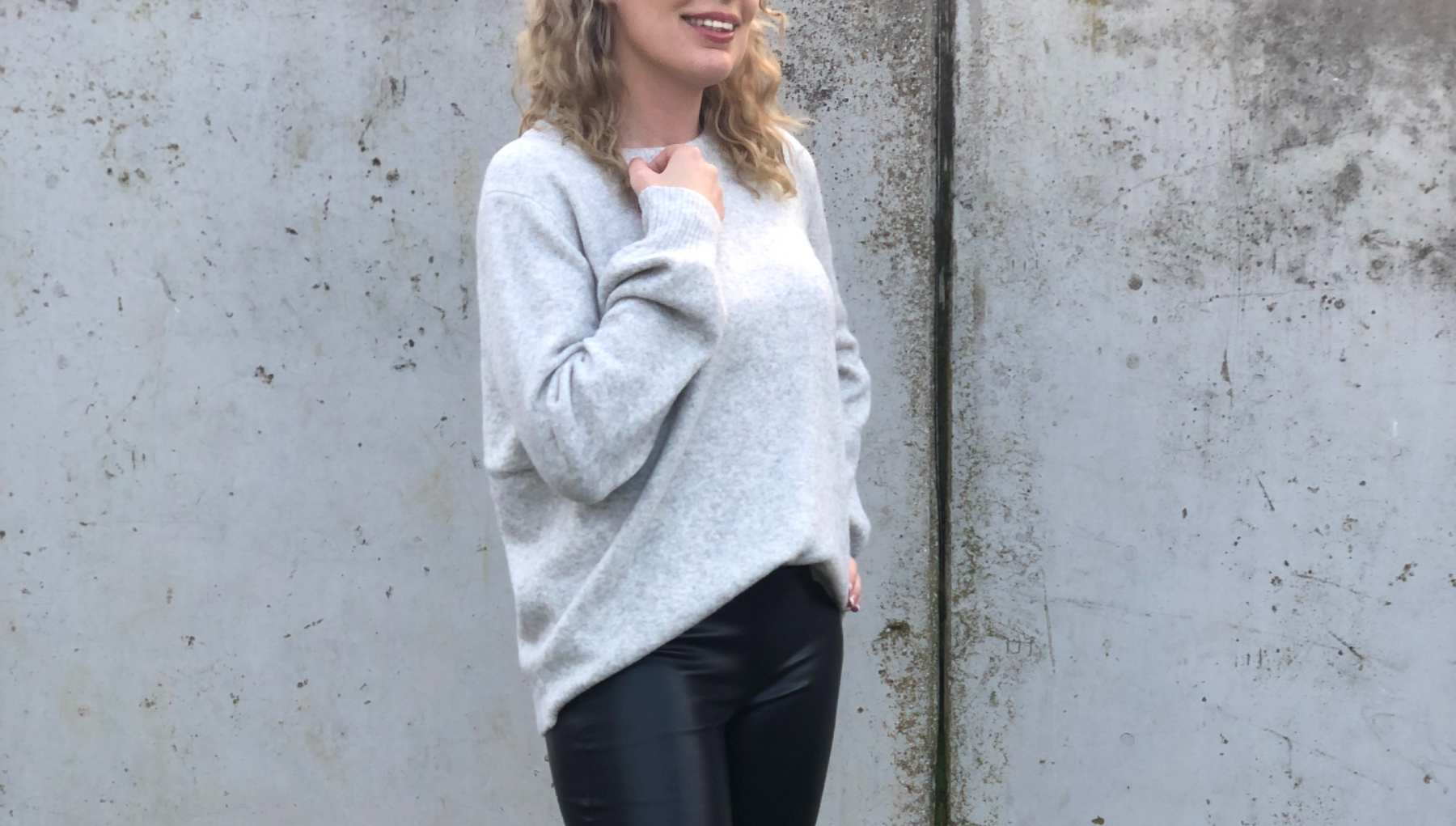 De zwarte vegan leather legging is door ons een van de meest gedragen broeken. Omdat de broek heerlijk zit, super stijlvol is en ook nog eens eenvoudig te combineren is.