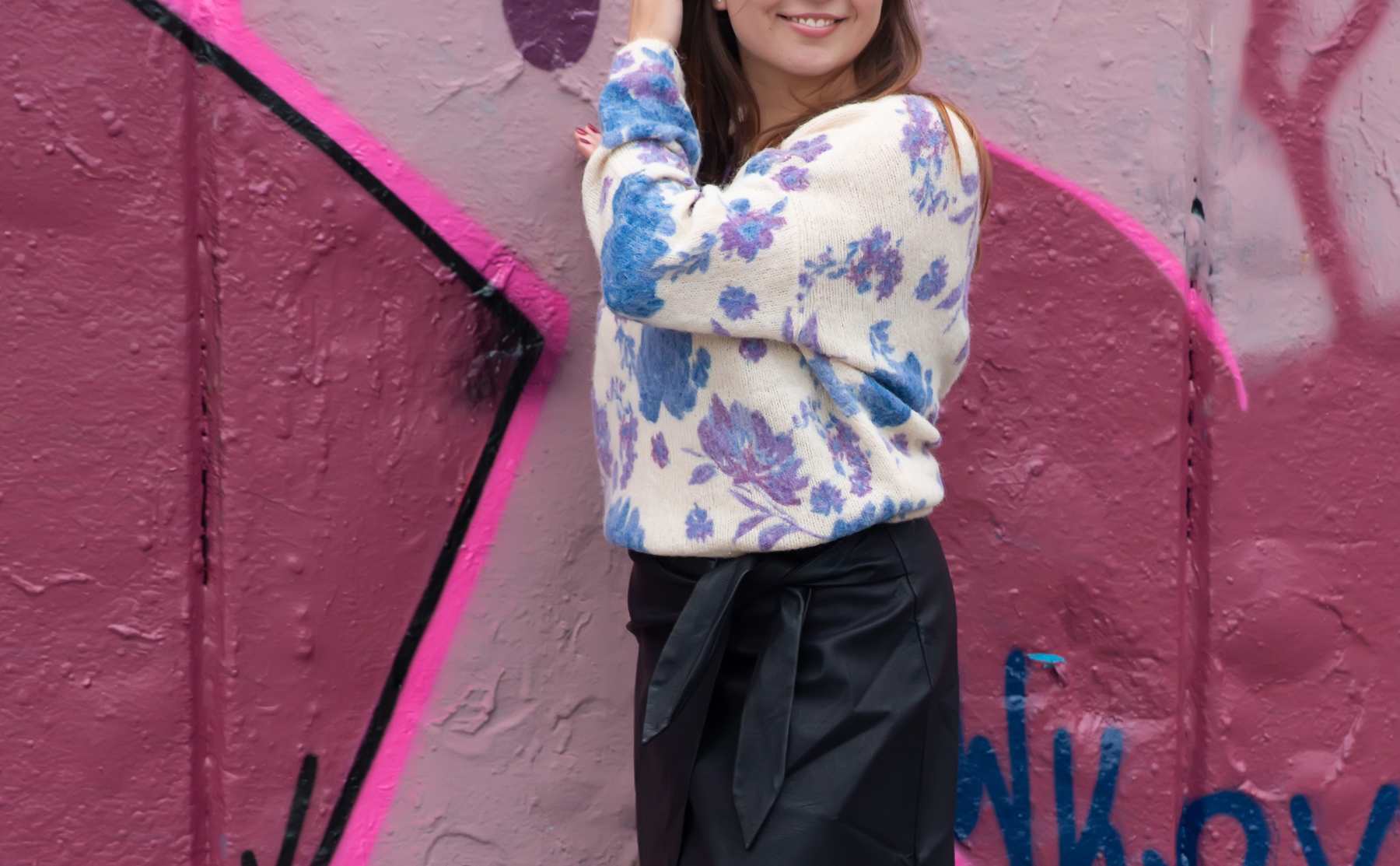 De zwarte vegan leather Josy midi-rok van FRNCH is gemaakt van mooi imitatieleer. De midi-lengte rok combineer je met de beige bloemenprint trui van Grace & Mila. De oversized trui met lange mouwen en print heeft een ronde hals aan de voorkant