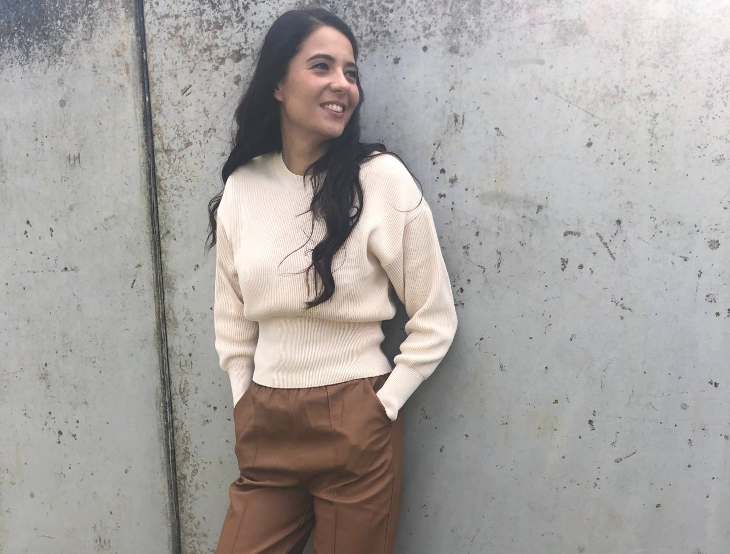 Online Fashion Boetiek Aniek I Neutrale- & bruintinten zoals camel, cognac, gebroken wit en bruin mogen dit seizoen niet in je garderobe ontbreken. Deze look is helemaal on trend. De Lydia o-neck is een off white trui van 100% katoen van Modstrom.