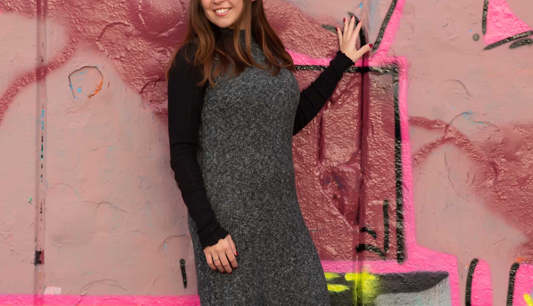 Hoe tof is deze gemêleerde grijze spencerjurk van Modstrom. De gebreide spencer jurk heeft een recht, slank model met een hoge halslijn en vrouwelijke splitten aan beide zijkanten. Style de spencerjurk over een blouse of top.