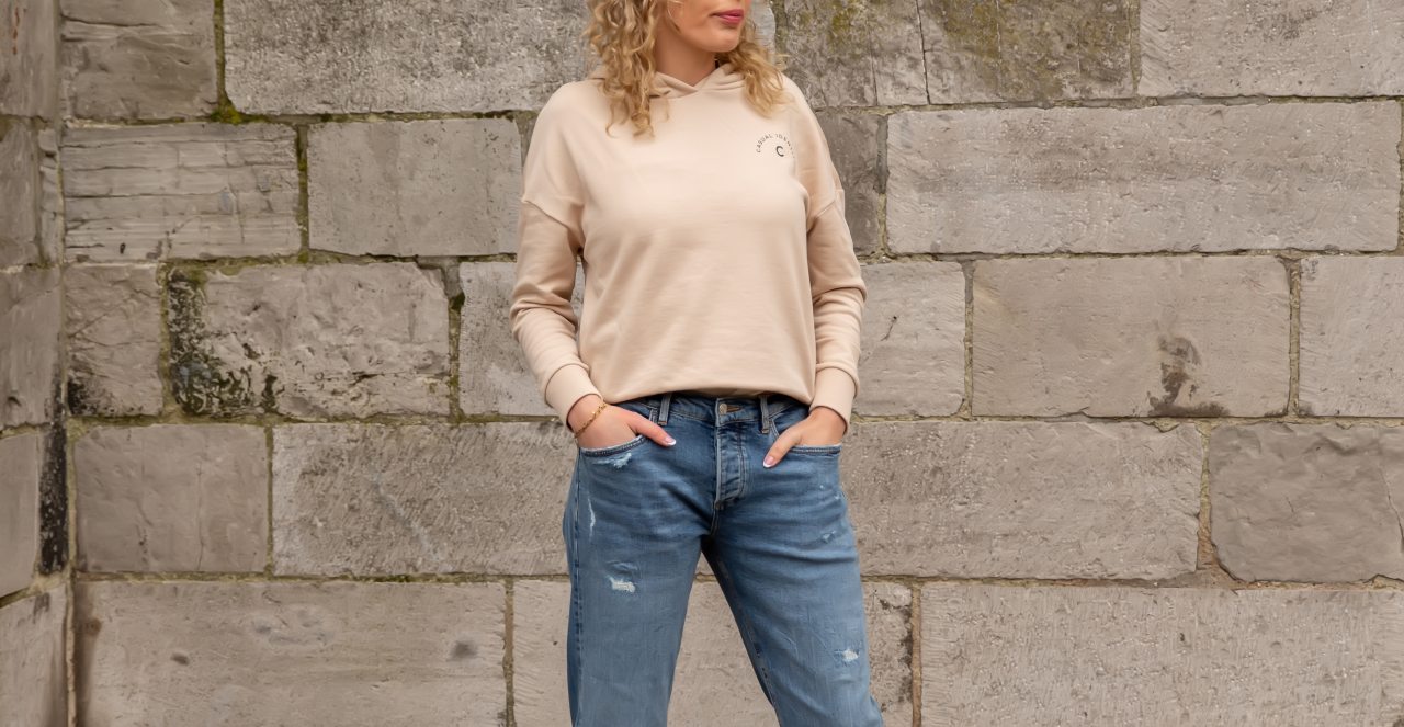 De beige sweater van Comma met capuchon is heerlijk licht en lekker zacht. De sweater heeft een leuke opdruk achter op de rug. Combineer de sweater met de blauwe destroyed boyfriend jeans van Comma Casual Identity.