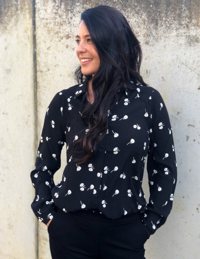 Online Fashion Boetiek Aniek I Een mooi all black outfit. Met deze blouse zit je altijd goed. De zwarte Mercy print blouse is ontworpen in een duurzame EcoVero viscosemix in een all-over bloemenprint.