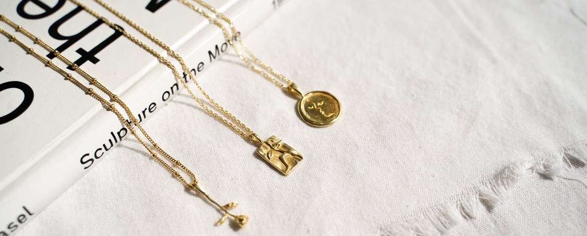 Bij Boetiek Aniek vind je 14k Gold Plated silver sterling sieraden. Deze sieraden worden in Bali handgemaakt van gerecycled materiaal. Maar wat is dat nou gold plated? Een gold plated sieraad is een sieraad gemaakt van metaal