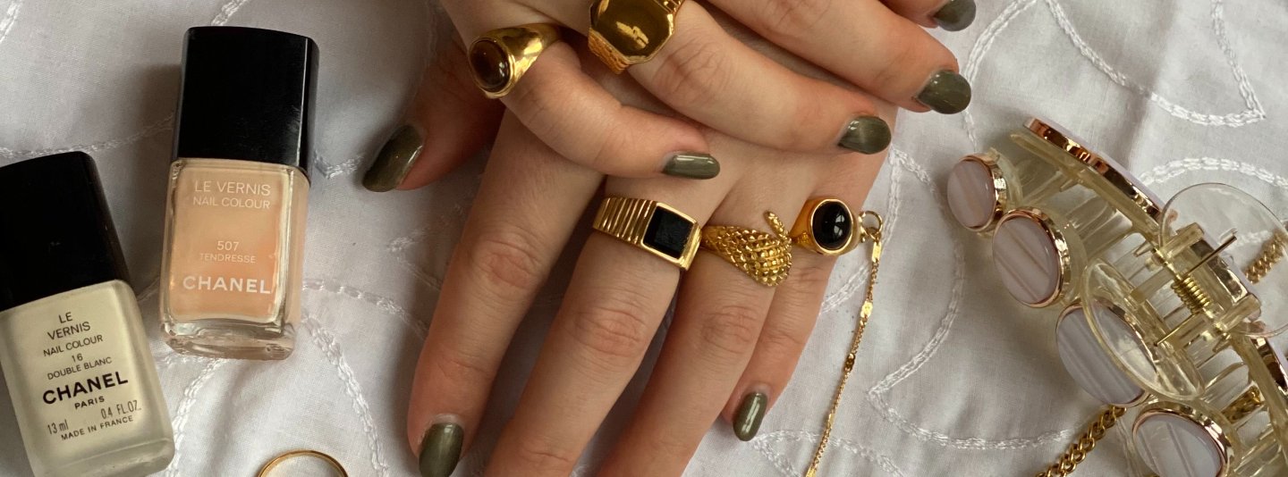 Wij verkopen gouden oorbellen, armbanden, kettingen en ringen. Combineer je V-hals T-shirt met een mooie ketting of creëer een earparty met studs en hoops. Shop gold plated sieraden online bij Boetiek Aniek.