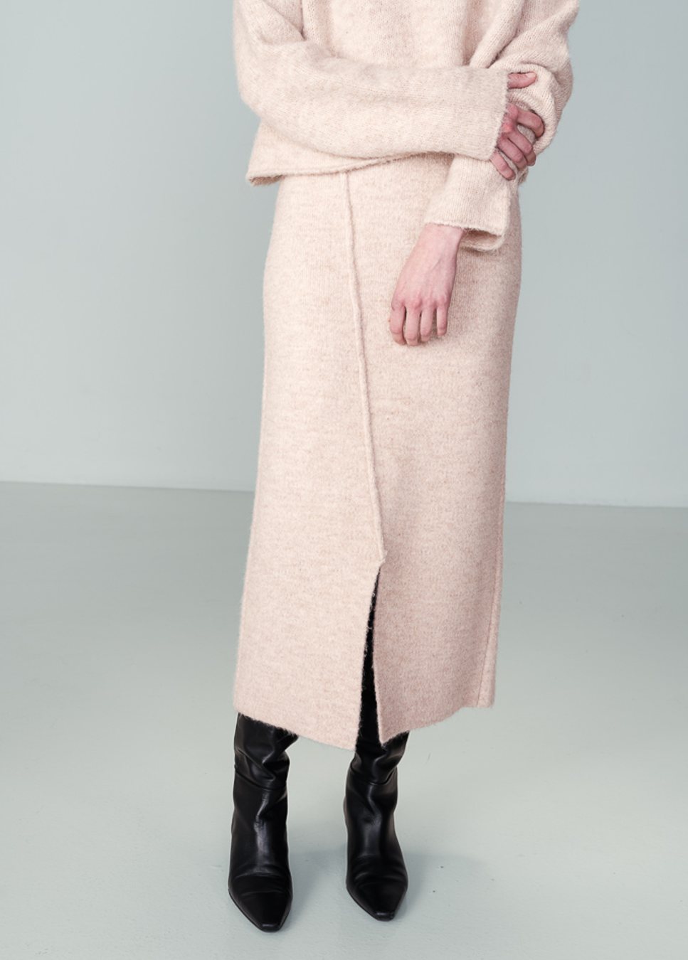 Beige gebreide rok Grace & Mila dames op model voorkant