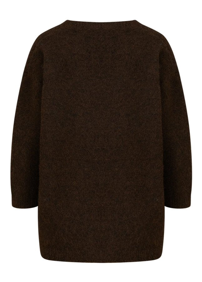 Bruine knit Amerlia CC Heart I Mooie Alpaca V-Hals trui van het merk CC Heart. De bruine Amelia trui heeft een V-Hals, driekwart mouwen en is aan de achterkant langer. De trui is gemaakt van een mooie zachte kwaliteit wolmix. Shop de nieuwe collectie dames truien, bruine truien, CC Heart truien online bij Boetiek Aniek