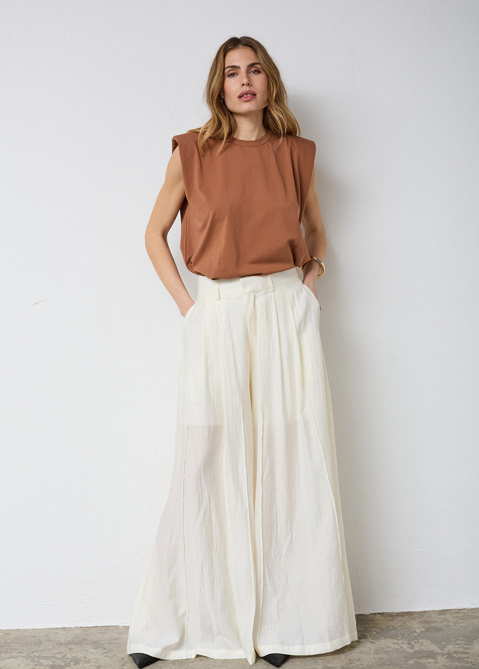Co Couture AuraCC Skirt LL Pant Off white voorkant op model met bruine top