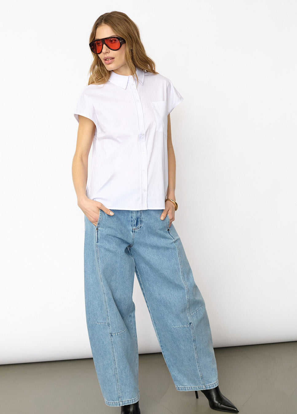 Co Couture ElaraCC Slit Back SS Shirt wit voorkant model met blauwe jeans