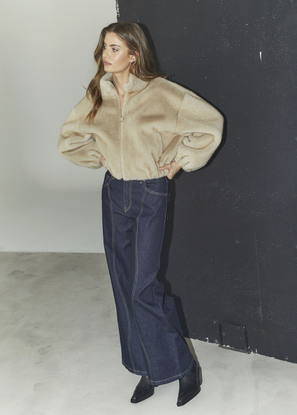 Co Couture FeraCC Faux Fur Jacket beige voorkant model met blauwe jeans