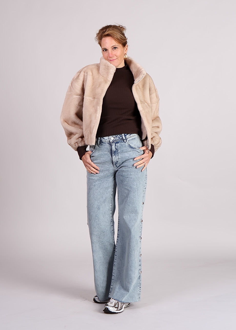 Co Couture FeraCC Faux Fur Jacket beige voorkant model met lichtblauwe jeans