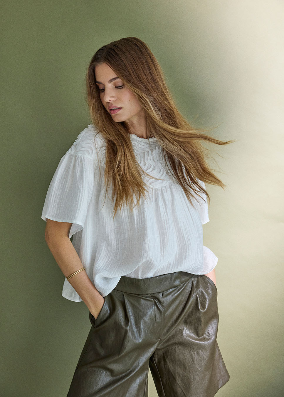 Co Couture GittCC Pleat Shorts vegan leather groen 41070 voorkant model met witte blouse