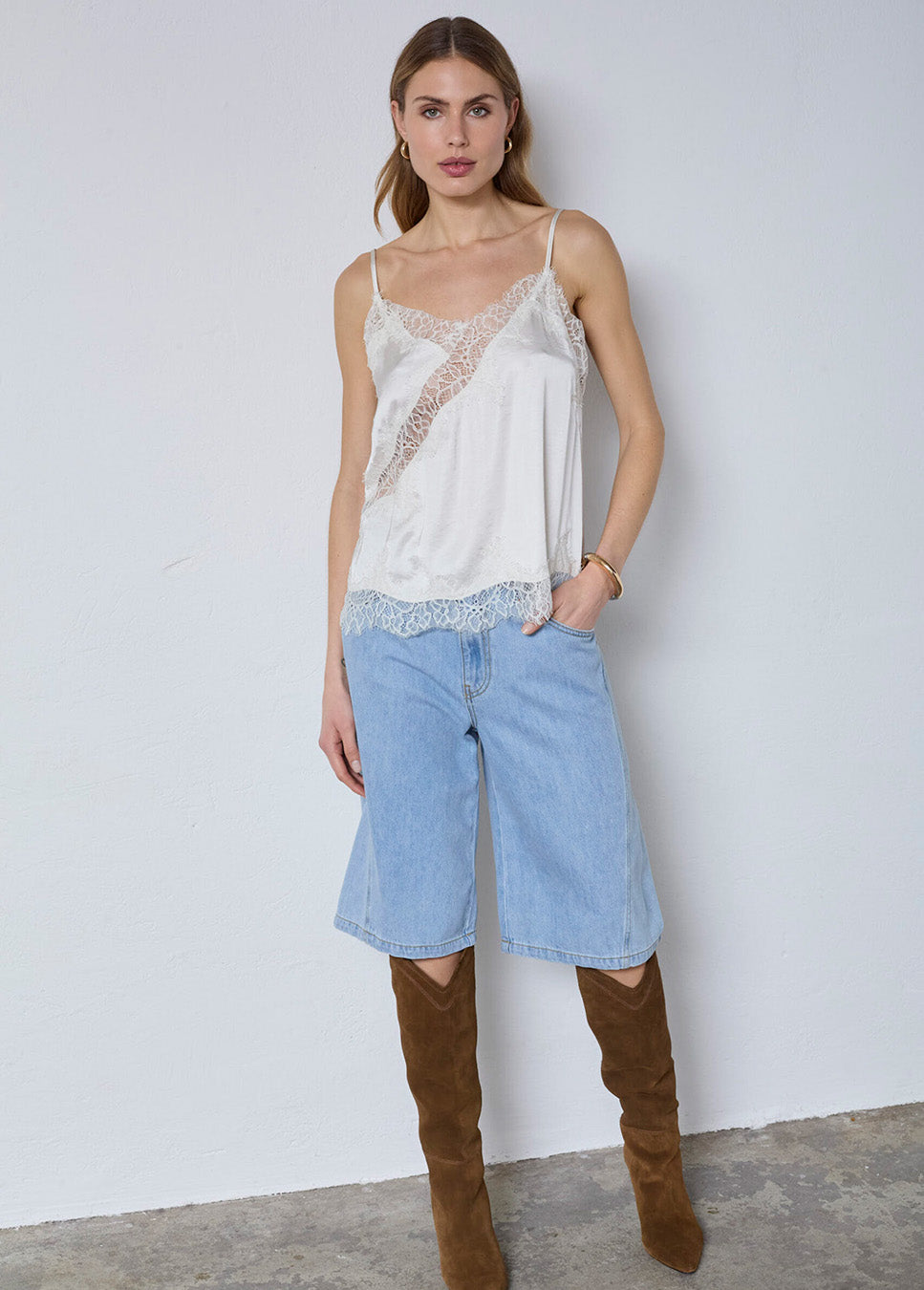 Co Couture IdunCC Lace Top kant off white voorkant model met bermuda jeans