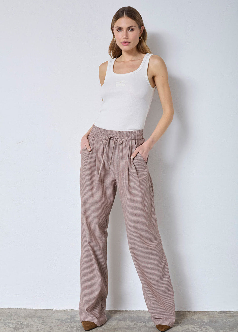Co Couture JihoCC Stripe LL Pant bruin voorkant model met witte basic top