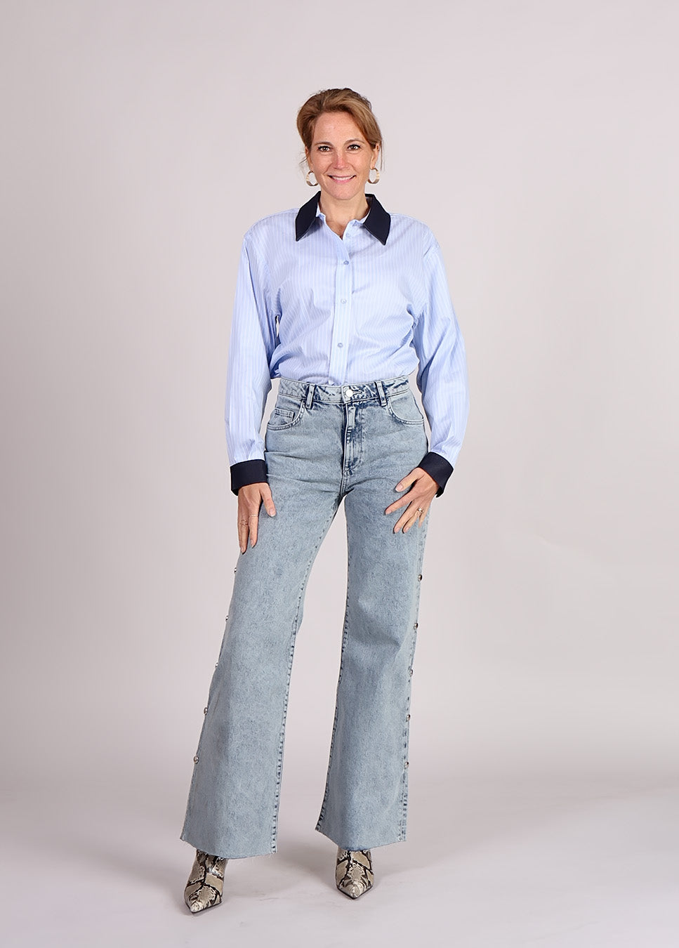 Co Couture NelsonCC stripe blouse blauw voorkant op model met lichtblauwe jeans