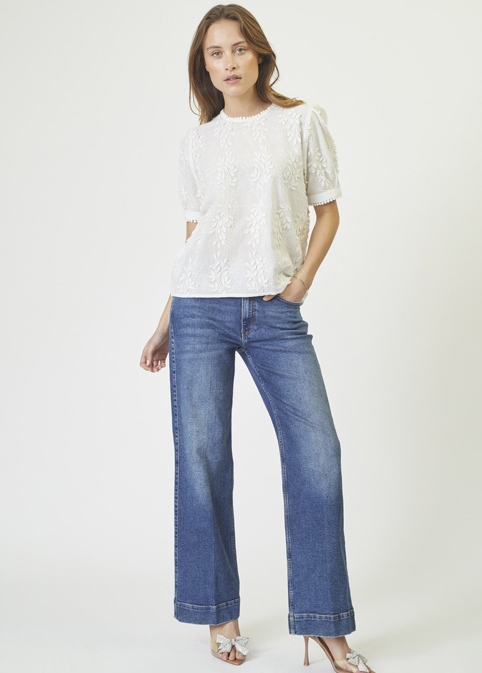 Co Couture NessaCC top off white op model met blauwe jeans