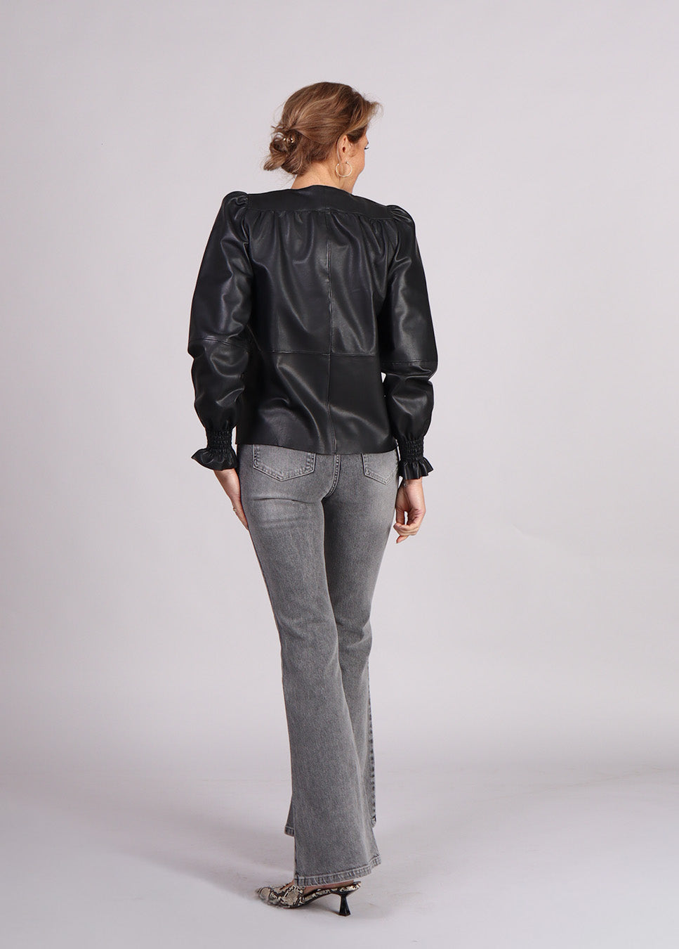 Co Couture PhoebeCC Leather V-Blouse zwart op model achterkant