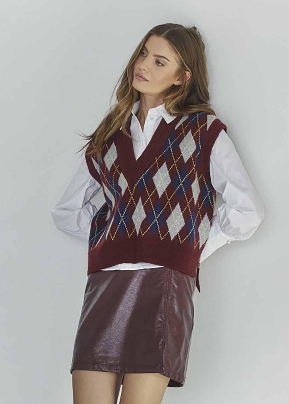 Co Couture PosyCC skirt kort vegan leather lak bordeaux rood voorkant model witte blouse