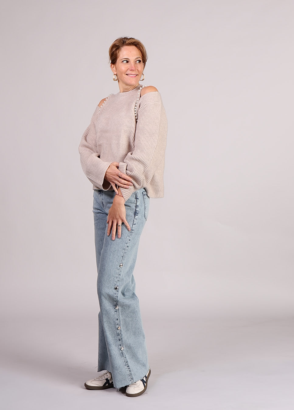 Co Couture RowCC Rib Pearl trui beige zijkant model met lichtblauwe jeans