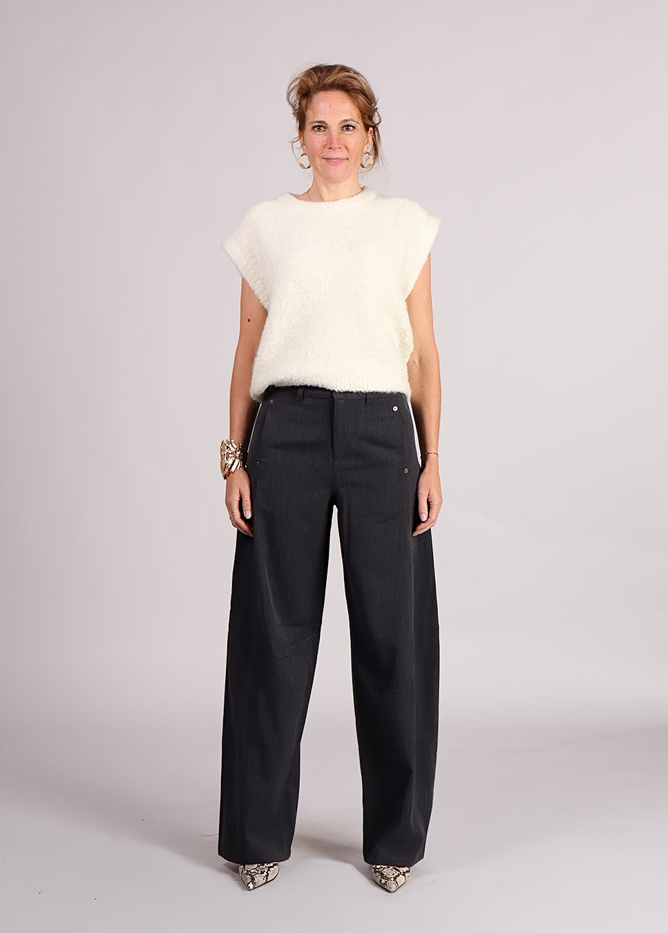 Co Couture SusieCC Barrel LL Pant grijs voorkant model met witte spencer