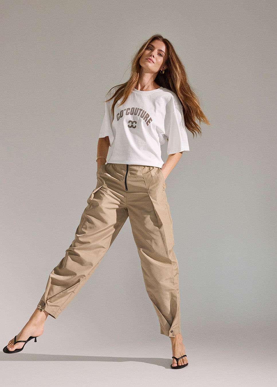Co Couture TriceCC Pleat LL pant beige voorkant model met wit t-shirt