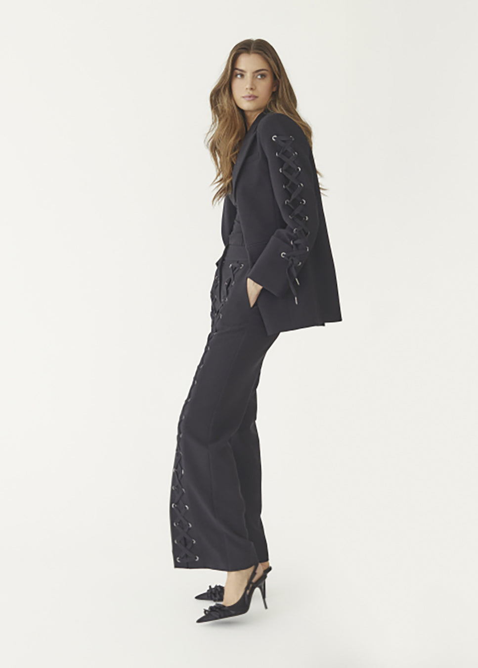 Co Couture VolaCC Eyelet LL Pant met veters zwart zijkant model met bijpassende blazer staand