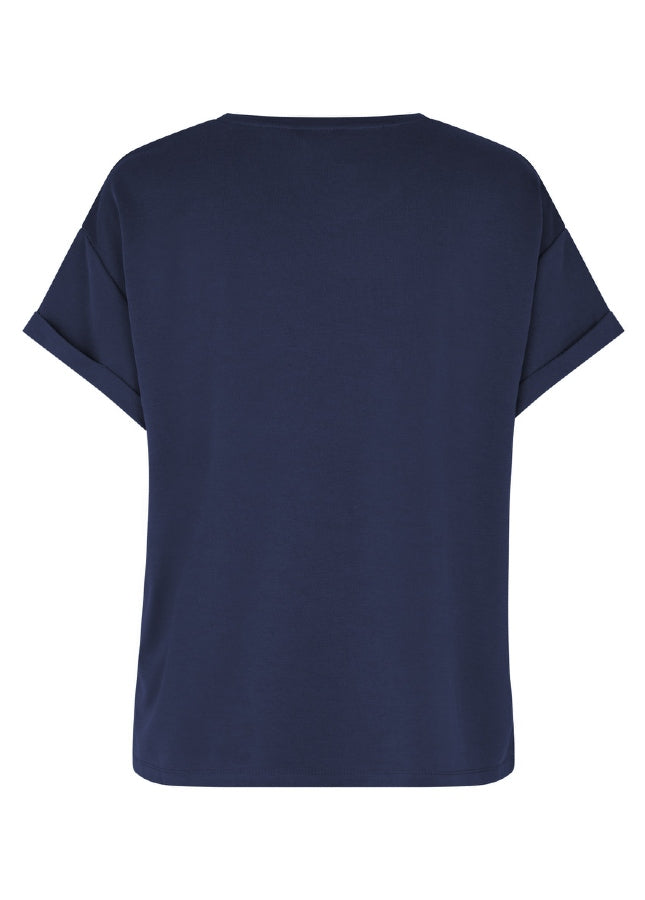 Marineblauw T-Shirt Amana I DWij zijn fan van de basics van mbyM. Zoals dit mooie blauwe T-shirt Amana met omgeslagen mouwen. Het marine blauwe Amana shirt gemaakt van heerlijk zachte duurzame stof heeft een ronde hals en valt losjes. Shop de nieuwe collectie dames T-shirts, basic shirts, mbyM T-shirts in kleuren.
