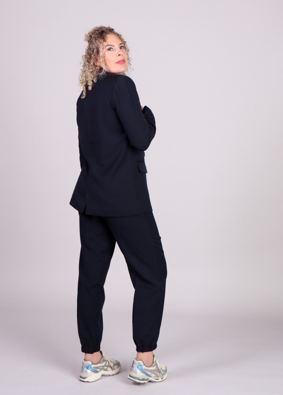 Achterkant model maelynn blazer en msch copenhagen pantalon blauw met krijtstreep