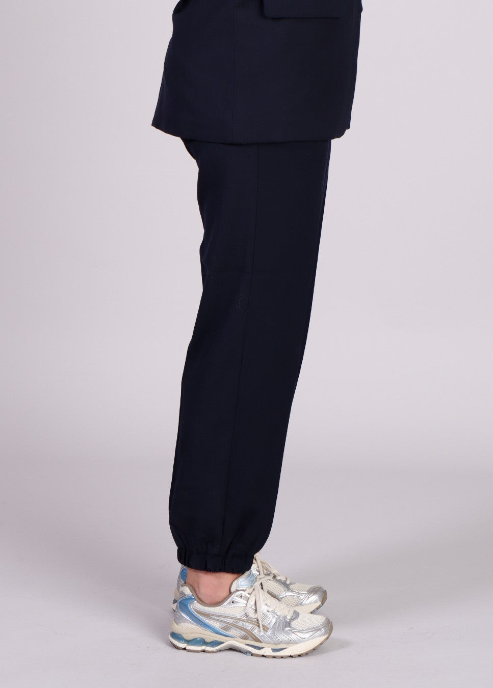 close up zijkant donker blauwe maelynn krijtstreep dames pantalon MSCH Copenhagen