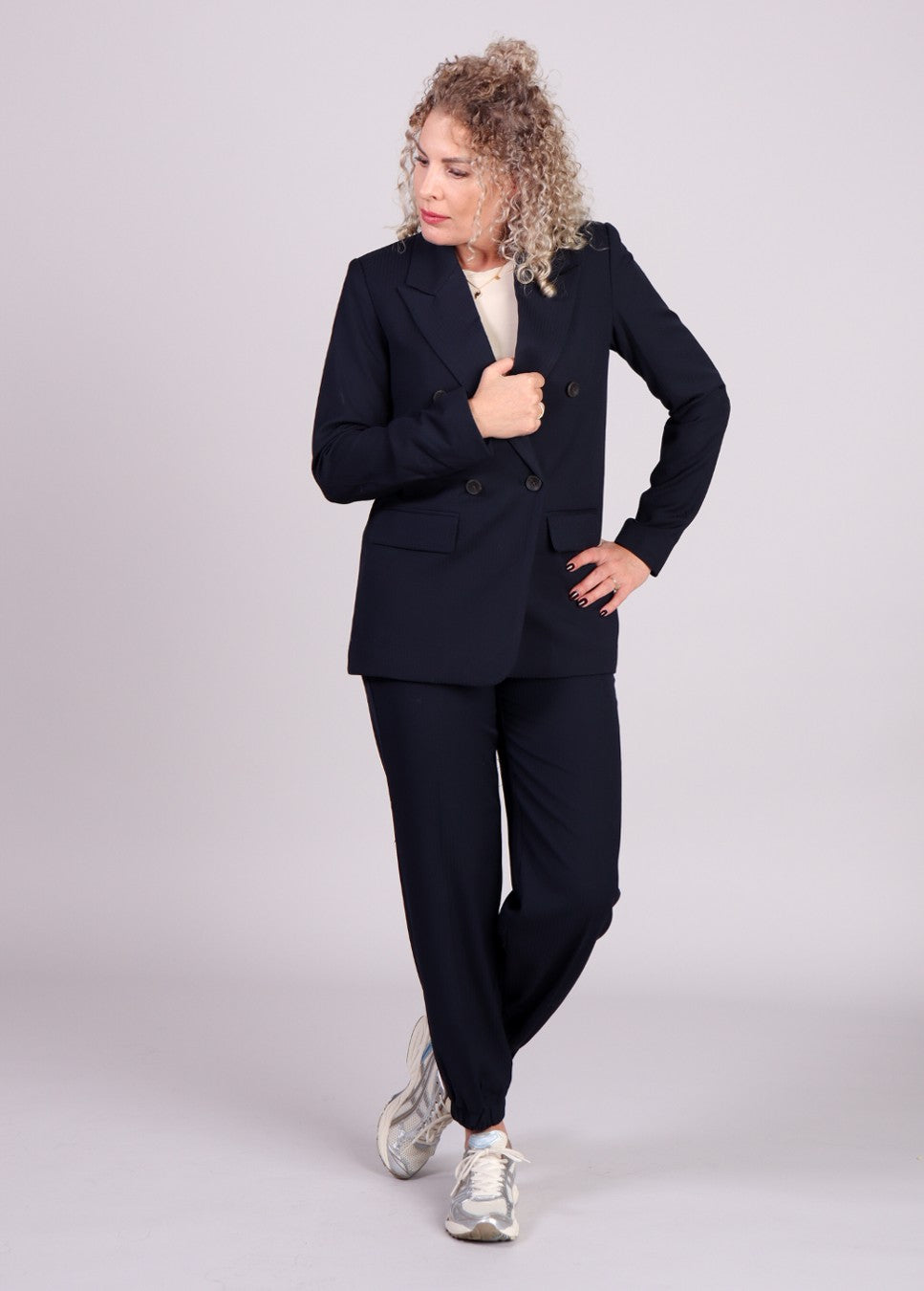 donkerblauwe krijtstreep msch copenhagen pantalon maelynn op model voorkant wegkijkend