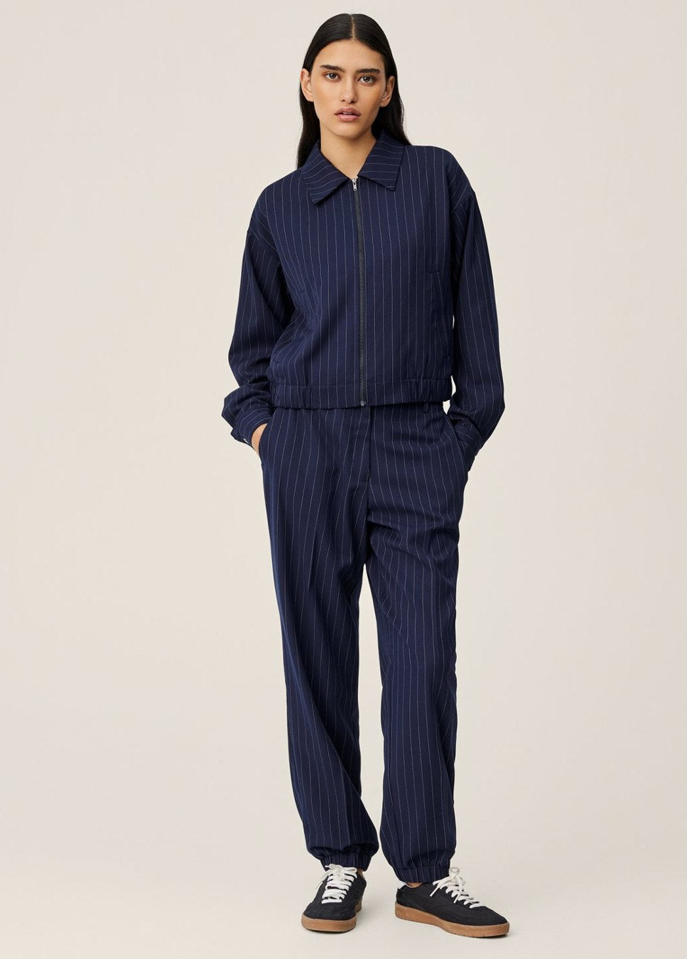 Donkerblauwe krijtstreep pantalon Maelynn MSCH Copenhagen voorkant op model