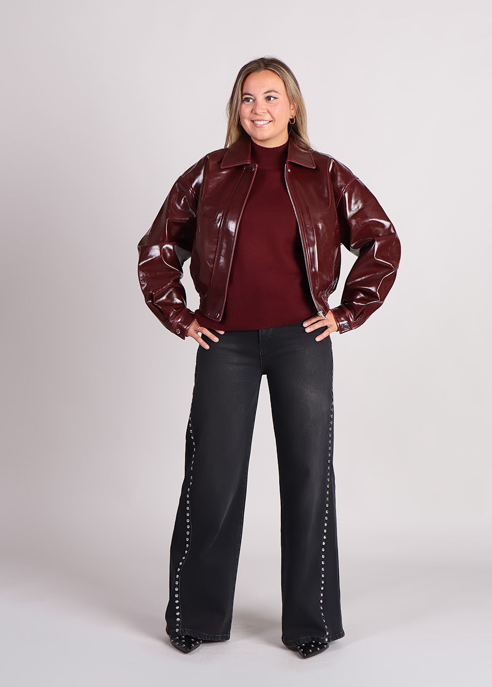 FRNCH Beauvoir lakleren bomberjas vegan leather bordeaux rood voorkant model met zwarte jeans