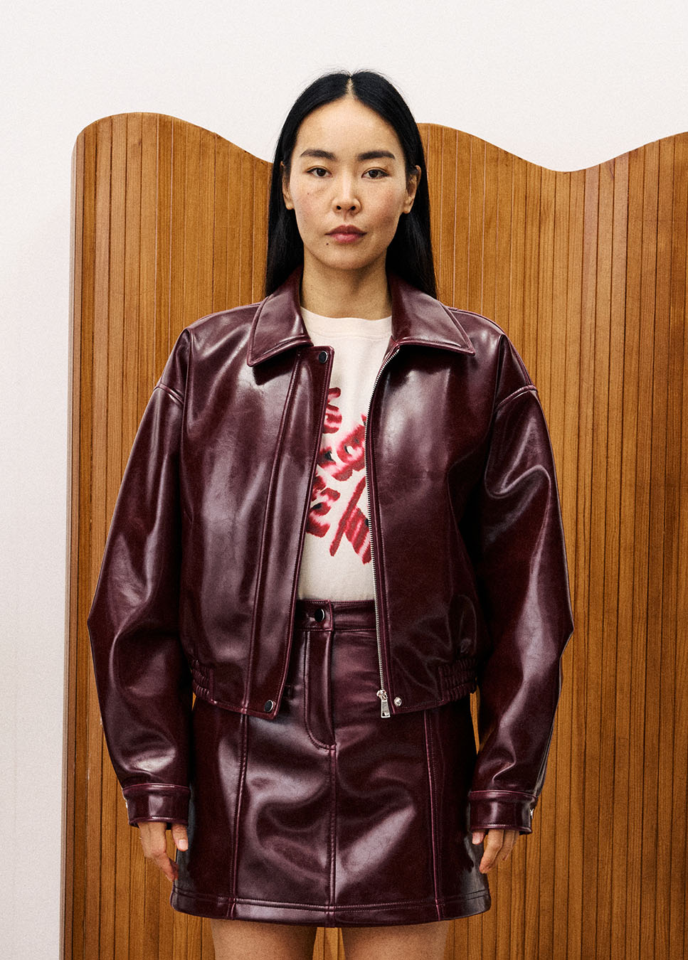 FRNCH lakleren bomberjas vegan leather bordeaux rood voorkant model