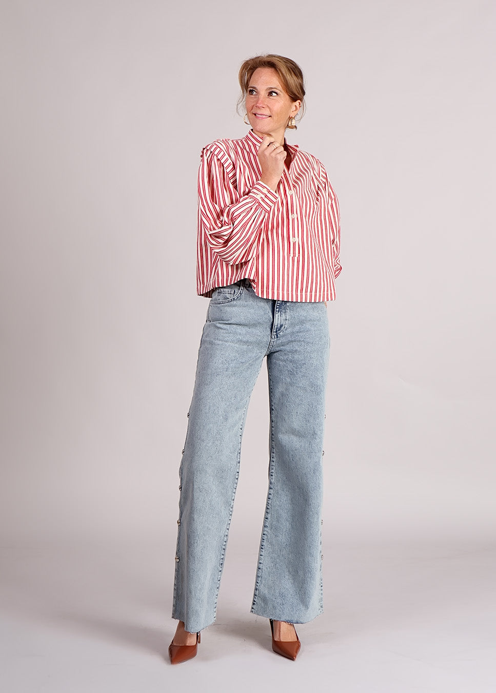 FRNCH Choupette blouse met schouderdetails gestreept rood wit voorkant model met blauwe jeans
