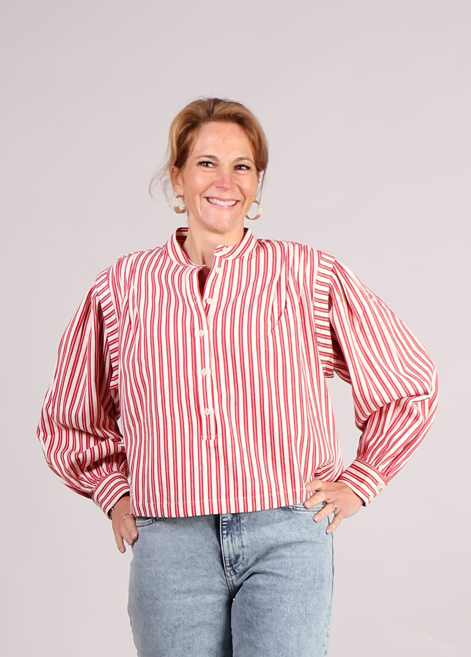 FRNCH Choupette blouse met schouderdetails gestreept rood wit voorkant op model