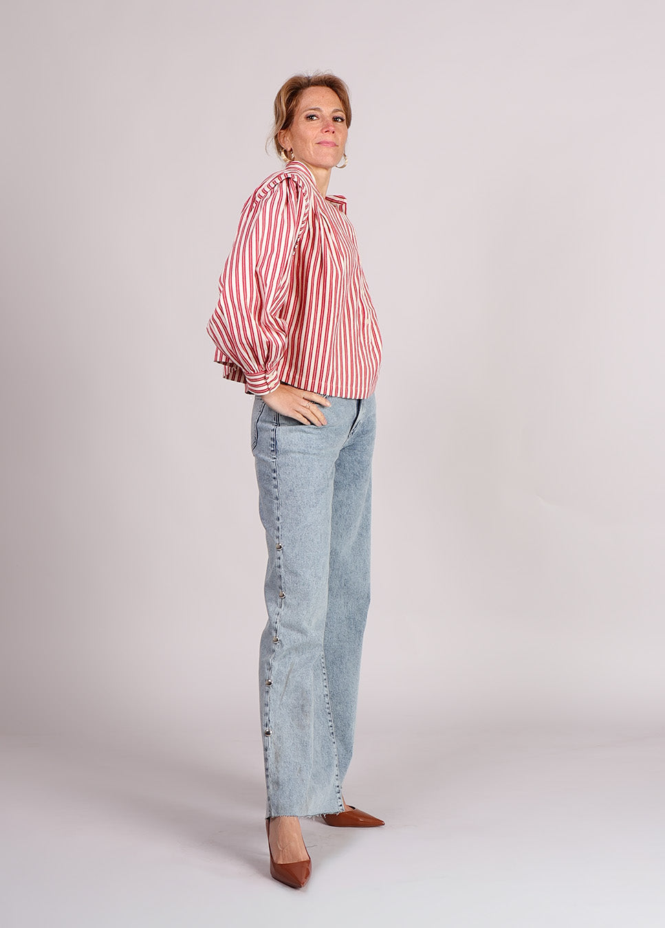 FRNCH Choupette blouse met schouderdetails gestreept rood wit zijkant model met blauwe jeans