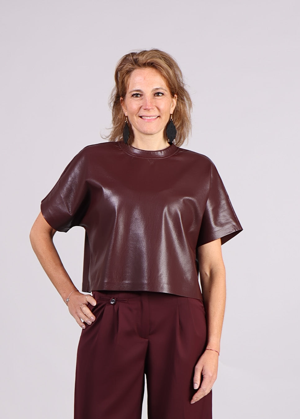 FRNCH Bazin lakleren top vegan leather bordeaux rood voorkant op model