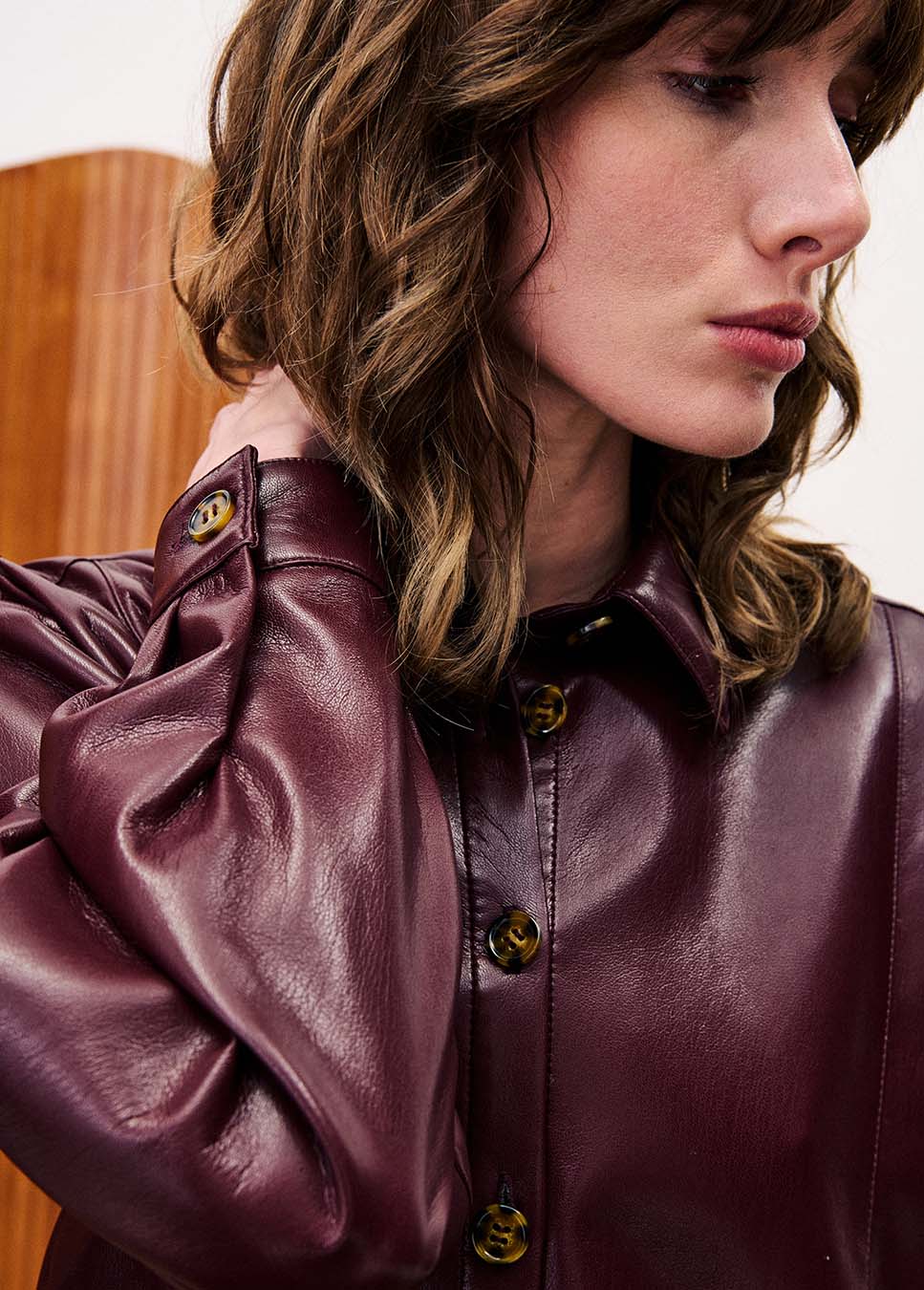 FRNCH CHC25663 lakleren blouse vegan leather bordeaux rood detail model