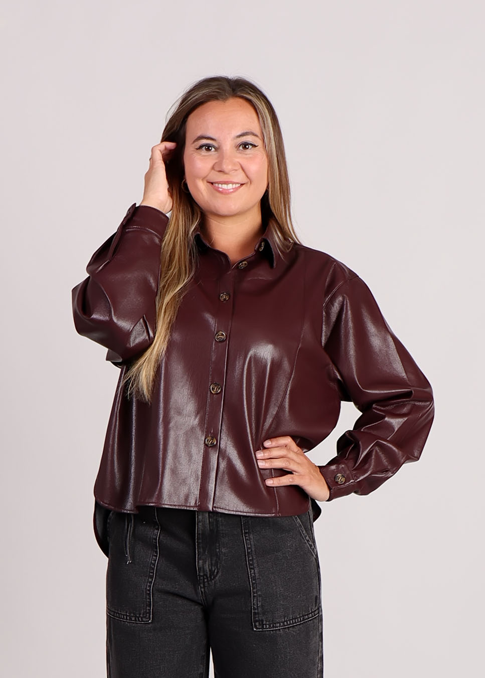 FRNCH Simone lakleren blouse vegan leather bordeaux rood voorkant model
