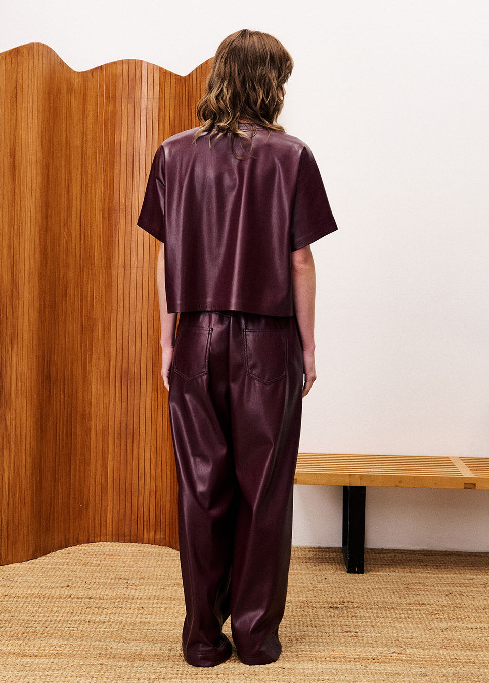 FRNCH CHC25664 lakleren vegan leather wide-leg broek bordeaux rood achterkant model