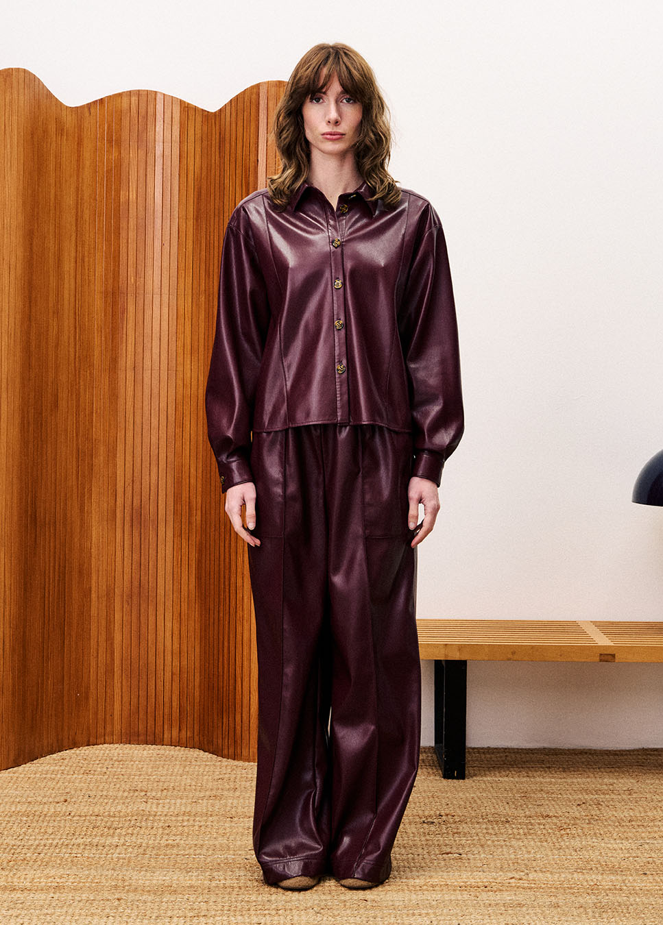 FRNCH CHC25664 lakleren vegan leather wide-leg broek bordeaux rood voorkant model met bordeaux rode blouse