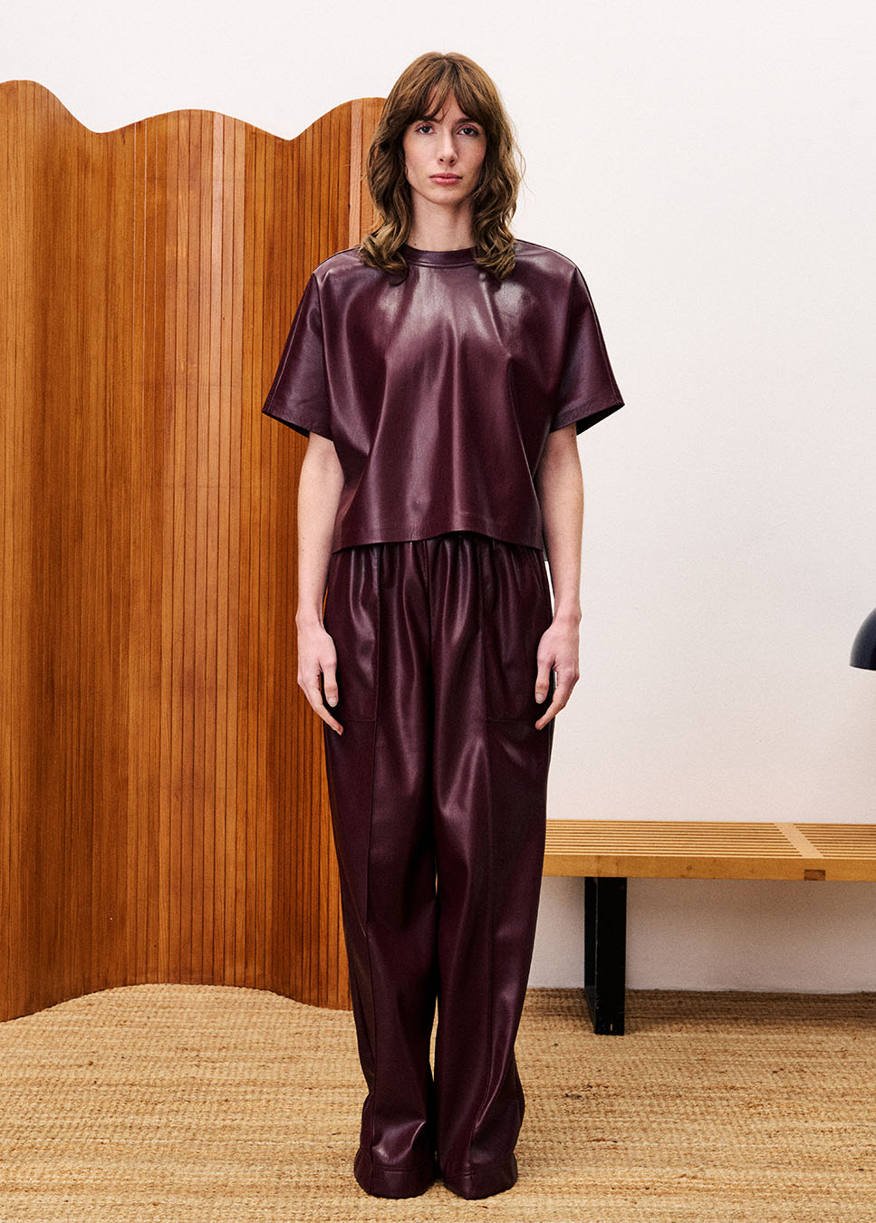 FRNCH CHC25664 lakleren vegan leather wide-leg broek bordeaux rood voorkant model