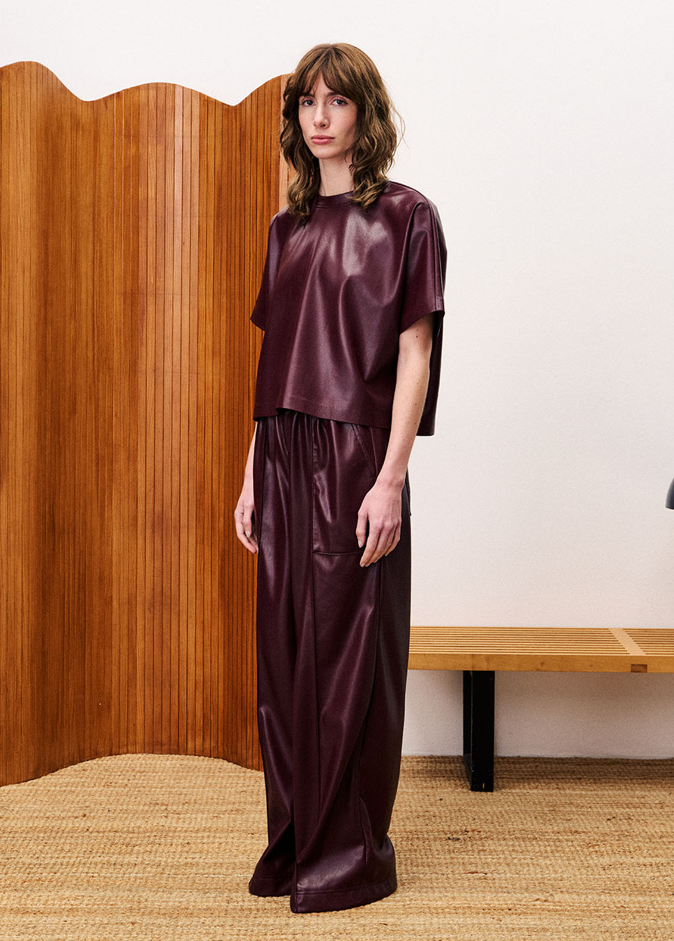 FRNCH CHC25664 lakleren vegan leather wide-leg broek bordeaux rood zijkant model